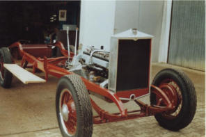 "Hochzeit" Motor im Fahrgestell des 8-Zylinders